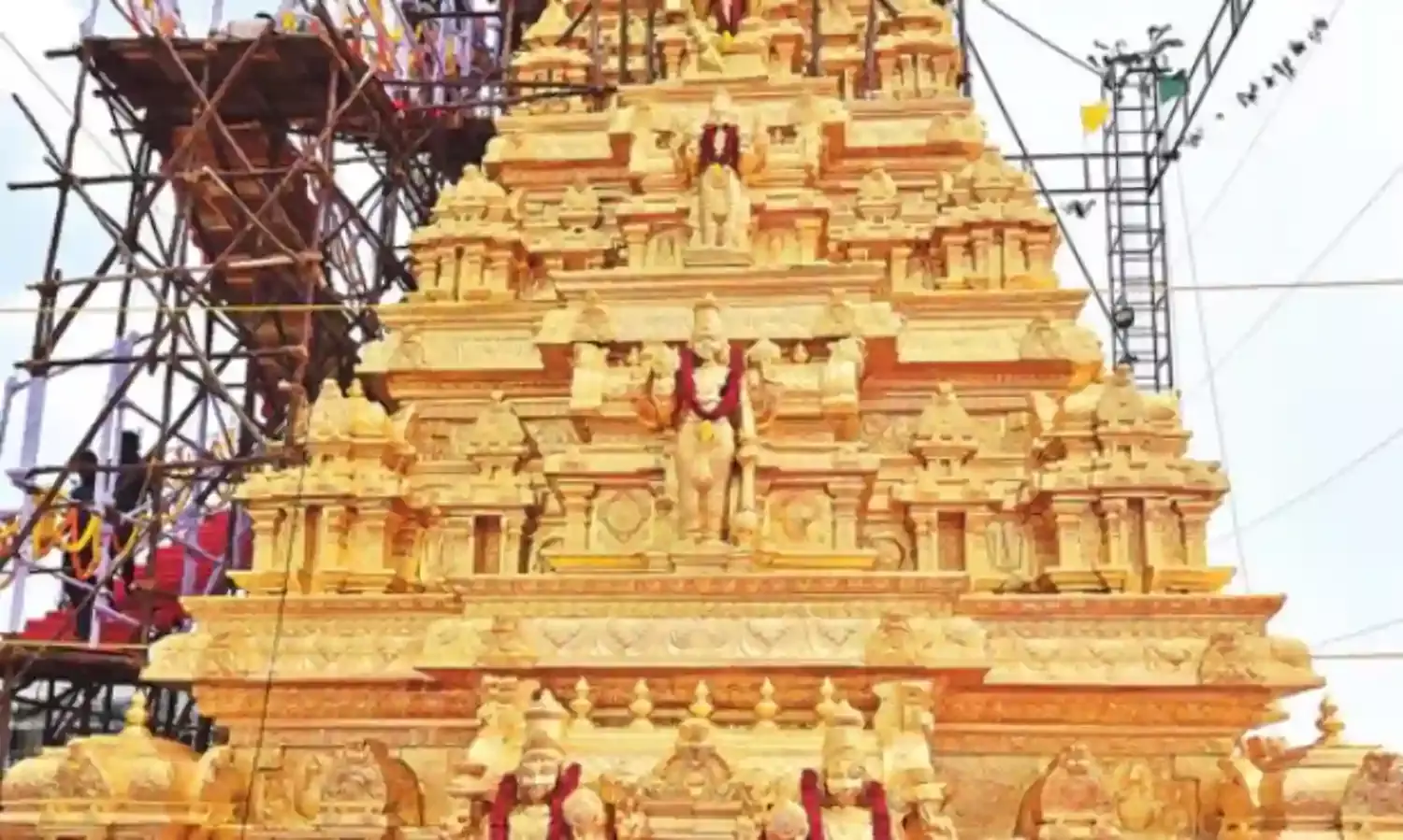 Yadagirigutta: స్వర్ణ విమాన గోపురం ఆవిష్కరణ Yadagirigutta: స్వర్ణ విమాన గోపురం ఆవిష్కరణ