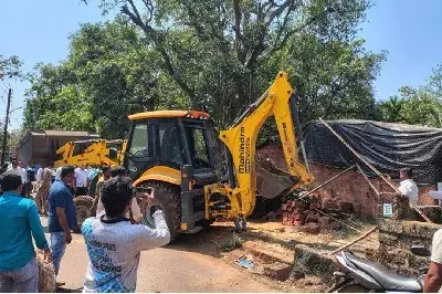 IND vs PAK: భారత్-పాక్ మ్యాచ్ సందర్భంగా పాక్ అనుకూల నినాదాలు ,  బుల్డోజర్తో షాప్ కూల్చివేత IND vs PAK: భారత్-పాక్ మ్యాచ్ సందర్భంగా పాక్ అనుకూల నినాదాలు ,  బుల్డోజర్తో షాప్ కూల్చివేత