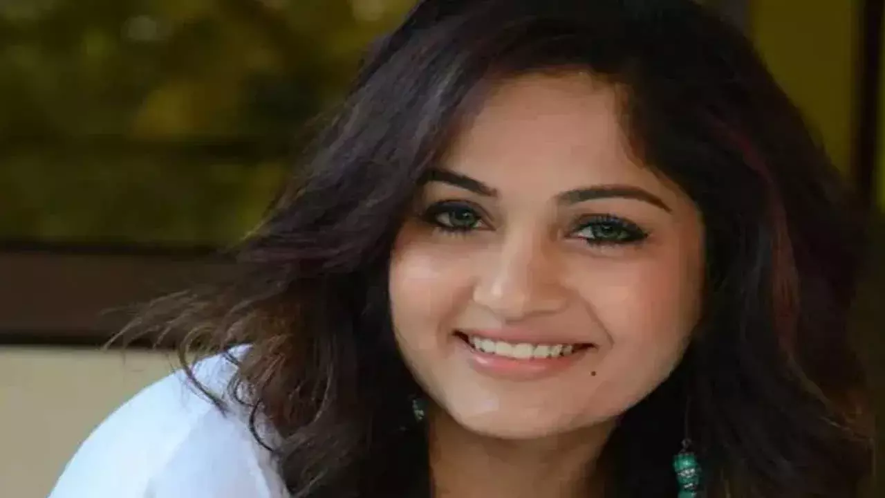 Actor Madhavilatha : నటి మాధవీలతపై కేసు నమోదు Actor Madhavilatha : నటి మాధవీలతపై కేసు నమోదు