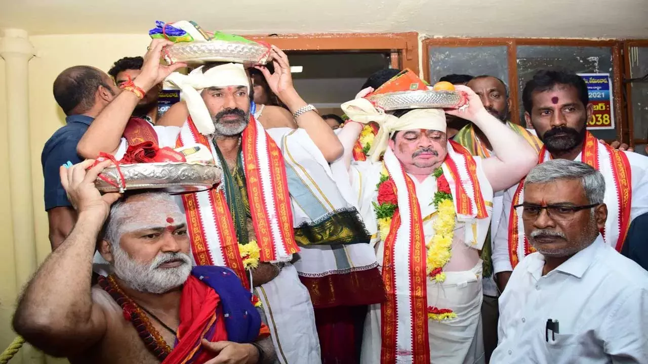 Vemulawada : వేములవాడకు మంత్రుల పట్టువస్త్రాలు Vemulawada : వేములవాడకు మంత్రుల పట్టువస్త్రాలు