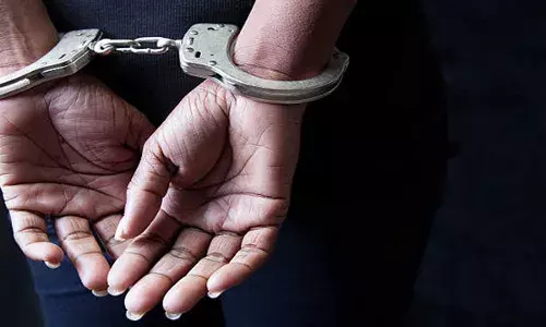 Hyderabad : చాదర్ ఘాట్లో అమ్మాయిలను విక్రయిస్తుండగా బంగ్లా ముఠా పట్టివేత Hyderabad : చాదర్ ఘాట్లో అమ్మాయిలను విక్రయిస్తుండగా బంగ్లా ముఠా పట్టివేత