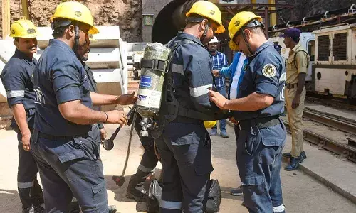 SLBC Tunnel : ఎస్ఎల్బీసీ టన్నెల్ లో పరిస్థితి దారుణం.. ఆక్సిజన్ అందట్లే! SLBC Tunnel : ఎస్ఎల్బీసీ టన్నెల్ లో పరిస్థితి దారుణం.. ఆక్సిజన్ అందట్లే!