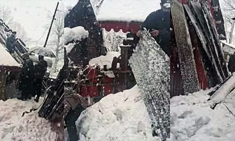 Uttarakhand: హిమపాతంలో చిక్కుకున్న 57 మంది కార్మికులు.. 16 మందిని రక్షించామన్న సీఎం Uttarakhand: హిమపాతంలో చిక్కుకున్న 57 మంది కార్మికులు.. 16 మందిని రక్షించామన్న సీఎం