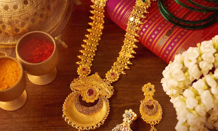 పసిడి ప్రియులకు శుభవార్త, తగ్గుతున్న బంగారం ధరలు.. మూడు రోజుల్లో రూ.1600లు పసిడి ప్రియులకు శుభవార్త, తగ్గుతున్న బంగారం ధరలు.. మూడు రోజుల్లో రూ.1600లు