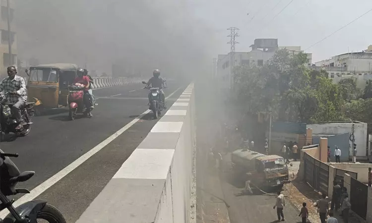 Hyderabad: అంబర్ పేట ఫ్లైఓవర్ వద్ద అగ్నిప్రమాదం.. భారీగా ట్రాఫిక్ జామ్.. Hyderabad: అంబర్ పేట ఫ్లైఓవర్ వద్ద అగ్నిప్రమాదం.. భారీగా ట్రాఫిక్ జామ్..