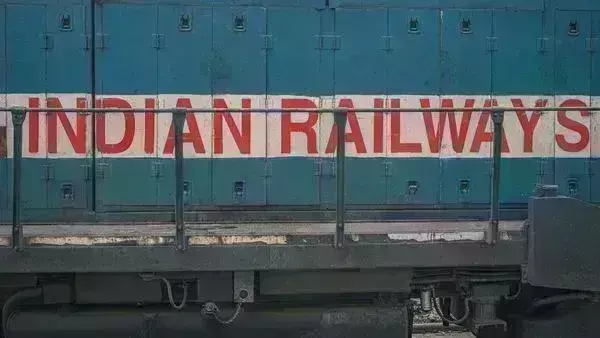Indian Railways: వెయిటింగ్ లిస్ట్ ప్రయాణికులకు జనరల్ బోగీలే Indian Railways: వెయిటింగ్ లిస్ట్ ప్రయాణికులకు జనరల్ బోగీలే
