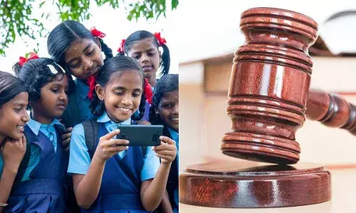 Delhi : స్కూళ్లలో విద్యార్థుల ఫోన్ వినియోగంపై నిషేధం సాధ్యం కాదు: ఢిల్లీ హైకోర్టు Delhi : స్కూళ్లలో విద్యార్థుల ఫోన్ వినియోగంపై నిషేధం సాధ్యం కాదు: ఢిల్లీ హైకోర్టు