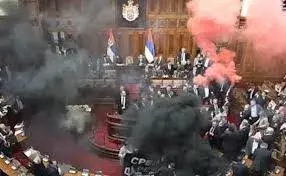 Smoke Bombs: స్మోక్‌ బాంబులతో.. అట్టుడికిన సెర్బియా పార్లమెంటు