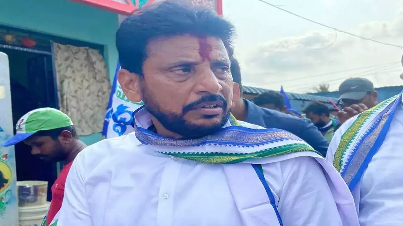 AP : పవన్ కల్యాణ్ పై అనుచిత వ్యాఖ్యలు.. దువ్వాడ శ్రీనివాస్ పై ఫిర్యాదులు AP : పవన్ కల్యాణ్ పై అనుచిత వ్యాఖ్యలు.. దువ్వాడ శ్రీనివాస్ పై ఫిర్యాదులు