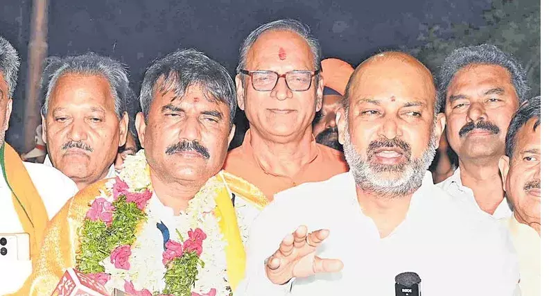 MLC: పట్టభద్రుల ఎమ్మెల్సీగా అంజిరెడ్డి విజయం MLC: పట్టభద్రుల ఎమ్మెల్సీగా అంజిరెడ్డి విజయం