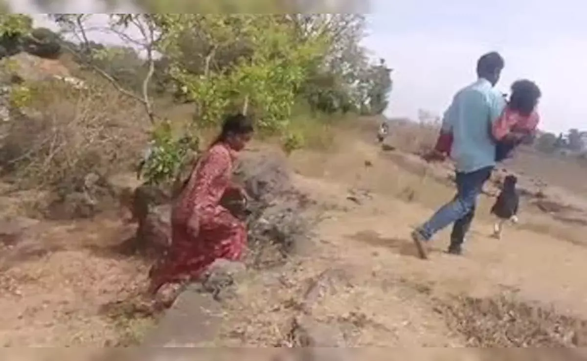 Child marriage: కర్ణాటకలో దారుణం, 14 ఏళ్ల బాలికకు బలవంతపు పెళ్లి.. Child marriage: కర్ణాటకలో దారుణం, 14 ఏళ్ల బాలికకు బలవంతపు పెళ్లి..