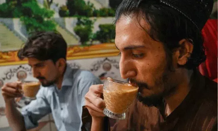 చక్కెర లేని టీ తాగుతున్న పాకిస్థానీయులు.. కారణం..