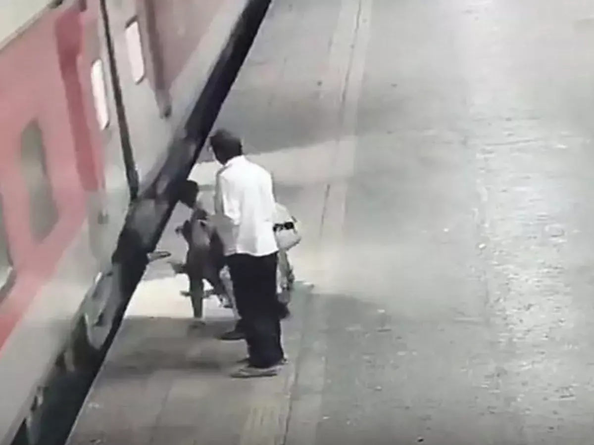 Indian Railways: రైలు దిగుతూ పట్టాలపై పడిపోతున్న మహిళను కాపాడిన రైల్వే పోలీస్