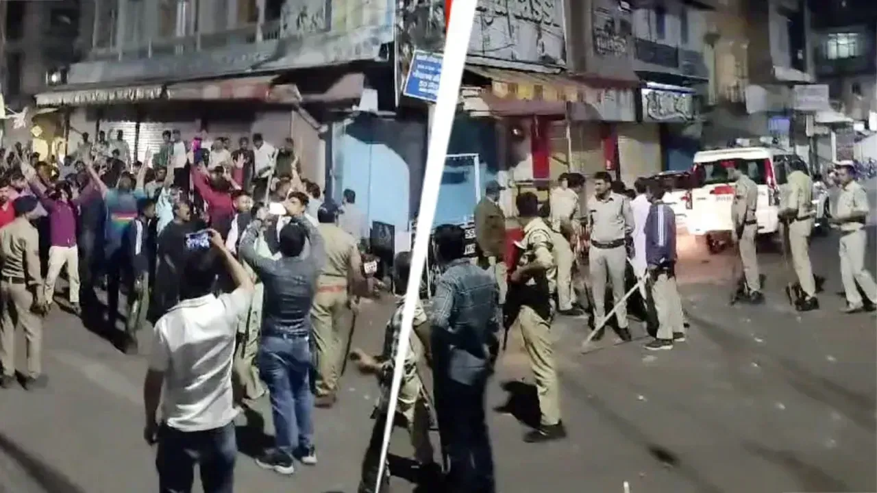 Victory Rally: టీమ్ఇండియా విజయోత్సవ ర్యాలీపై రాళ్లదాడి.. Victory Rally: టీమ్ఇండియా విజయోత్సవ ర్యాలీపై రాళ్లదాడి..