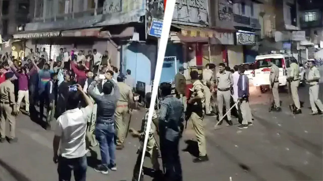 Victory Rally: టీమ్ఇండియా విజయోత్సవ ర్యాలీపై రాళ్లదాడి.. Victory Rally: టీమ్ఇండియా విజయోత్సవ ర్యాలీపై రాళ్లదాడి..