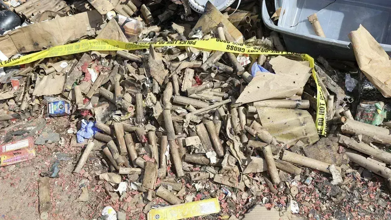 Tragedy: బాణసంచా పేలుడు. ఐదుగురు కుటుంబ సభ్యులు మృతి. Tragedy: బాణసంచా పేలుడు. ఐదుగురు కుటుంబ సభ్యులు మృతి.
