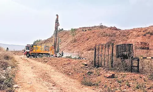 Visakhapatnam: ‘హయగ్రీవ’ భూముల్లో రెవెన్యూ శాఖ బోర్డులు Visakhapatnam: ‘హయగ్రీవ’ భూముల్లో రెవెన్యూ శాఖ బోర్డులు