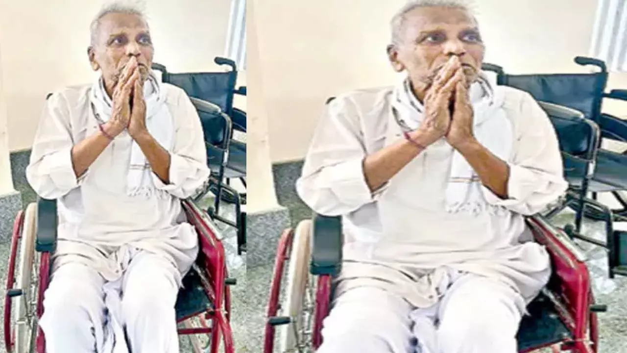 Hanumakonda District: 16 ఎకరాలు ఇచ్చినా.. తండ్రిని ఇంట్లోంచి గెంటేశారు! Hanumakonda District: 16 ఎకరాలు ఇచ్చినా.. తండ్రిని ఇంట్లోంచి గెంటేశారు!