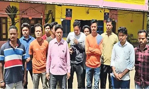 మా ఆడోళ్లు మద్యానికి బానిసలయ్యారు.. పోలీస్ స్టేషన్లో భర్తల కంప్లైంట్ మా ఆడోళ్లు మద్యానికి బానిసలయ్యారు.. పోలీస్ స్టేషన్లో భర్తల కంప్లైంట్