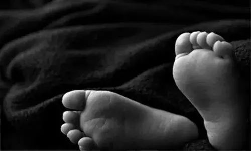 Hyderabad: అపార్ట్‌మెంట్‌ లిఫ్ట్‌లో చిక్కుకుని ఏడాది వయసున్న చిన్నారి మృతి..