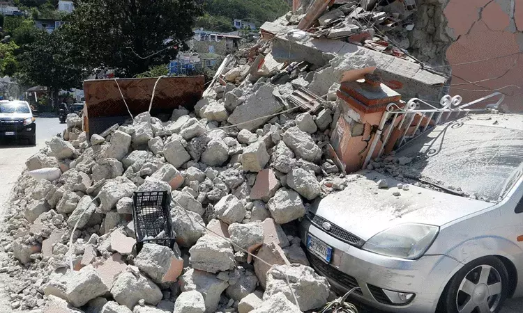 ఇటలీలోని నేపుల్స్ పరిసర ప్రాంతాలలో భారీ భూకంపం..