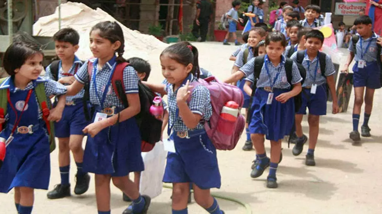 Half-Day Schools : 15 నుంచి తెలంగాణ, ఏపీలో ఒంటిపూట బడులు Half-Day Schools : 15 నుంచి తెలంగాణ, ఏపీలో ఒంటిపూట బడులు