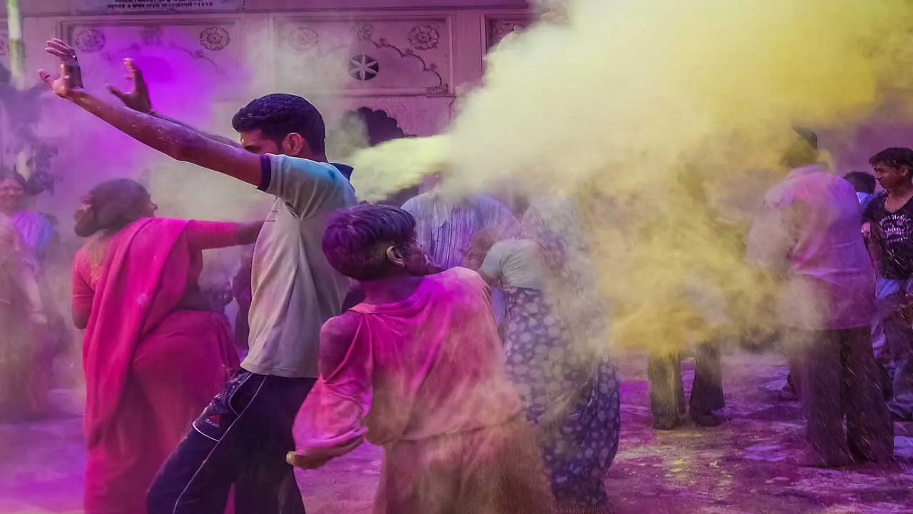 Holi Celebrations : హోలీ సెలబ్రేషన్స్ పేరుతో హద్దులు దాటకండి Holi Celebrations : హోలీ సెలబ్రేషన్స్ పేరుతో హద్దులు దాటకండి