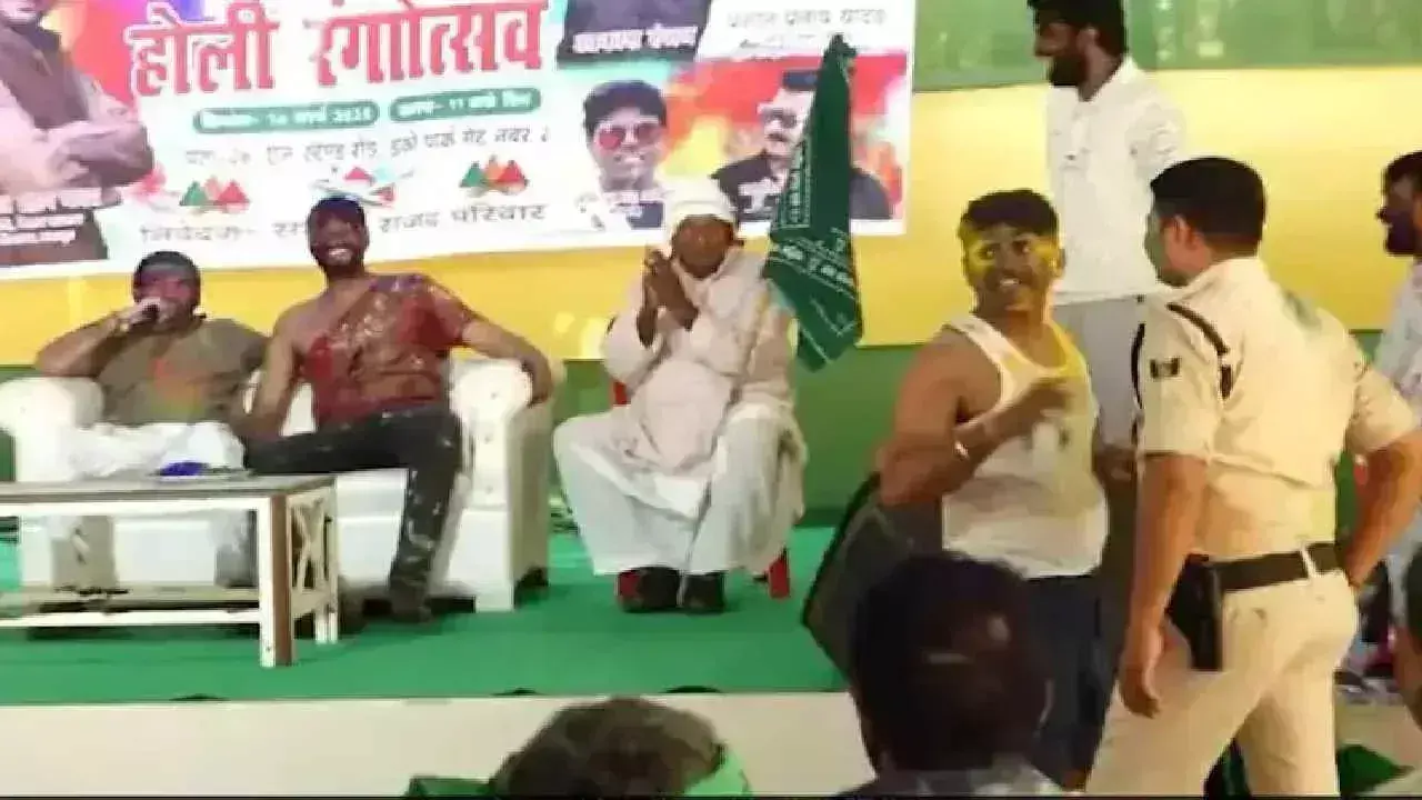 Bihar: ‘డ్యాన్స్ చేయకపోతే సస్పెండ్ చేస్తా ’.. హోలీ వేడుకలో పోలీస్కు తేజ్ ప్రతాప్ బెదిరింపు Bihar: ‘డ్యాన్స్ చేయకపోతే సస్పెండ్ చేస్తా ’.. హోలీ వేడుకలో పోలీస్కు తేజ్ ప్రతాప్ బెదిరింపు