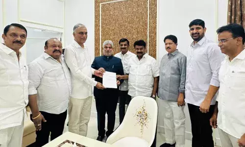 TG : స్పీకర్ ను కలిసిన బీఆర్ఎస్ ఎమ్మెల్యేలు TG : స్పీకర్ ను కలిసిన బీఆర్ఎస్ ఎమ్మెల్యేలు