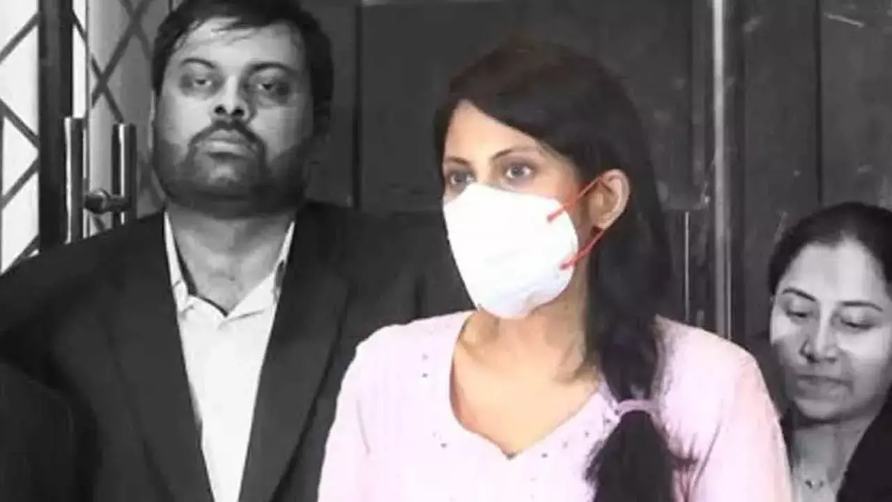 AP : కేసుల నుంచి కాపాడండి.. సీఎం బాబుకు హీరోయిన్ విన్నపం AP : కేసుల నుంచి కాపాడండి.. సీఎం బాబుకు హీరోయిన్ విన్నపం