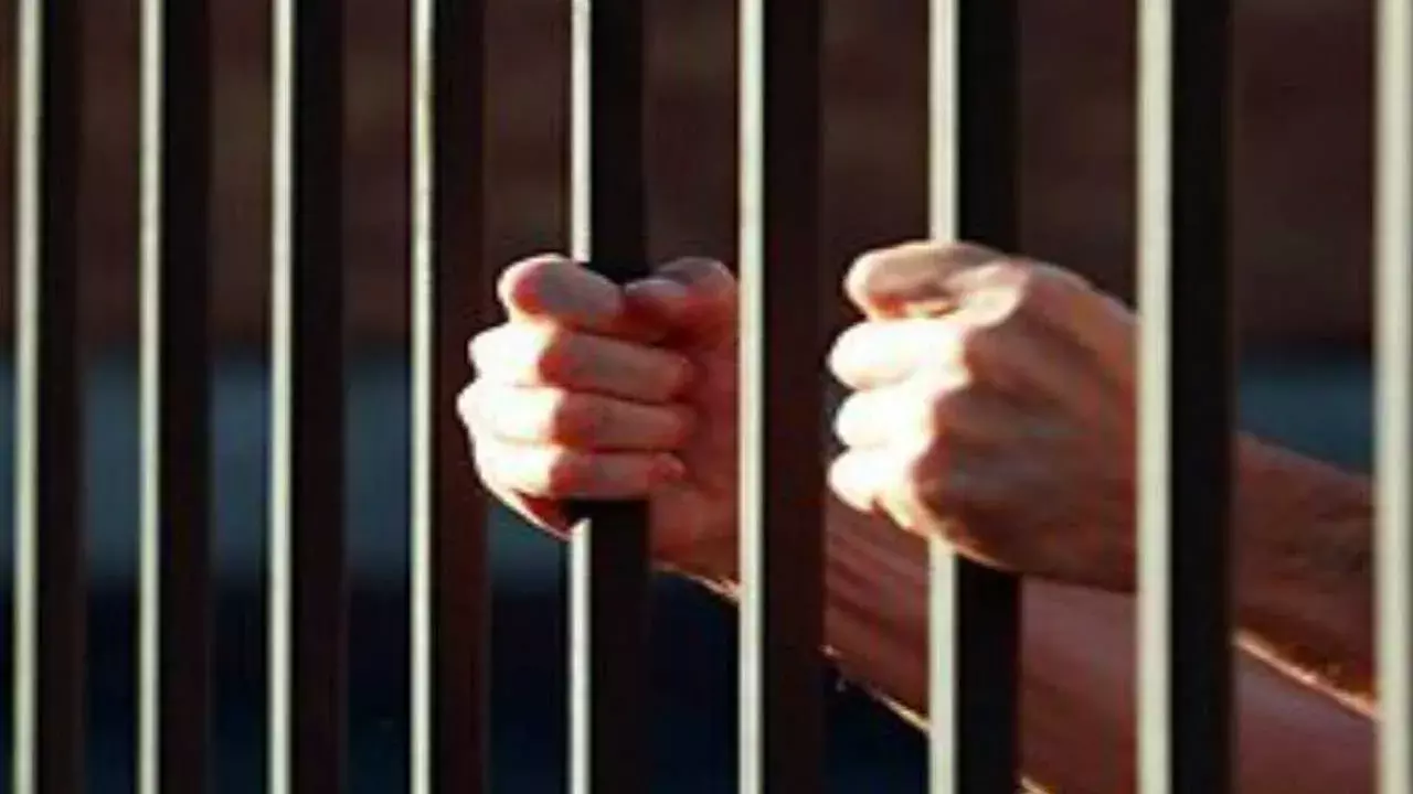 Rajahmundry : రాజమండ్రిలో పోలీసుల నుంచి తప్పించుకున్న ఖైదీ