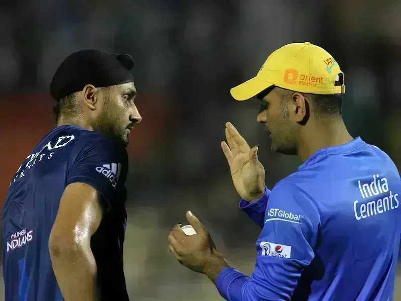 IPL: ధోనీని చూసి షాక్ అయిన హర్భజన్ IPL: ధోనీని చూసి షాక్ అయిన హర్భజన్