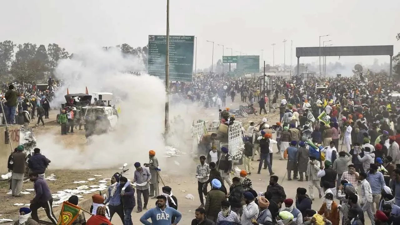 Haryana-Punjab Border : శంభు బార్డర్ లో హైటెన్షన్ Haryana-Punjab Border : శంభు బార్డర్ లో హైటెన్షన్