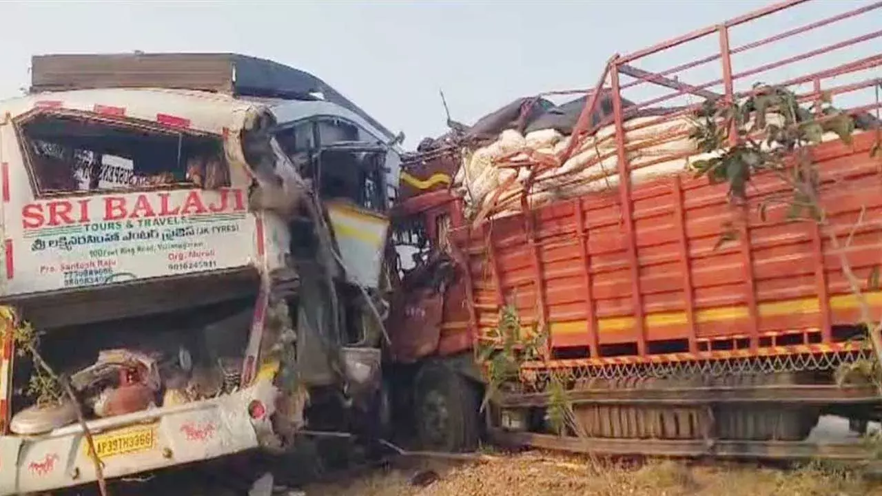 Road Accident : ఆగి ఉన్న టూరిస్ట్ బస్సును ఢీకొన్న డీసీఏం Road Accident : ఆగి ఉన్న టూరిస్ట్ బస్సును ఢీకొన్న డీసీఏం