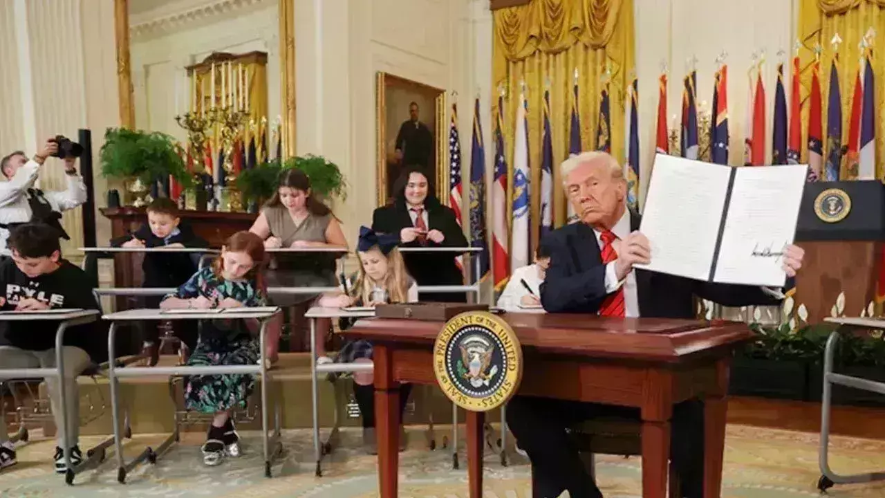 Donald Trump:  అమెరికా విద్యాశాఖ మూసివేత.. ట్రంప్ కీలక నిర్ణయం Donald Trump:  అమెరికా విద్యాశాఖ మూసివేత.. ట్రంప్ కీలక నిర్ణయం