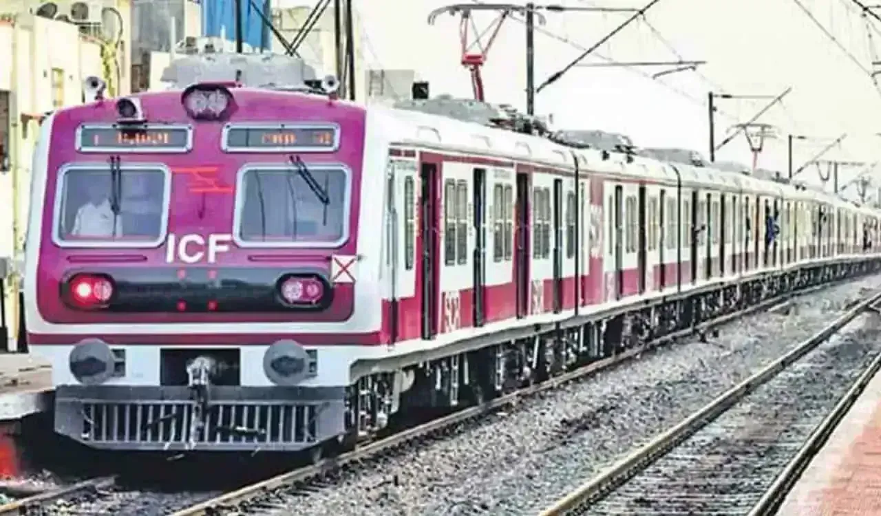 Hyderabad MMTS: హైదరాబాద్ ఎంఎంటీఎస్లో అత్యాచార యత్నం.. Hyderabad MMTS: హైదరాబాద్ ఎంఎంటీఎస్లో అత్యాచార యత్నం..