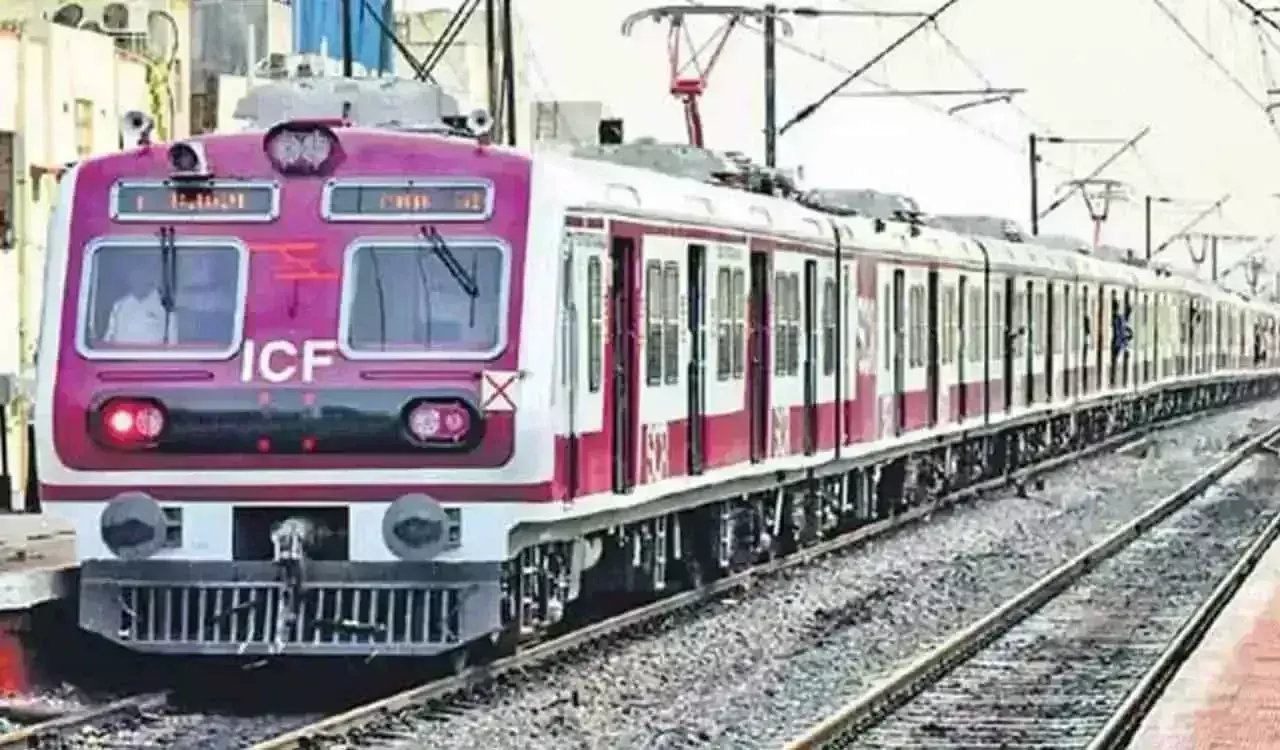Hyderabad MMTS:  హైదరాబాద్ ఎంఎంటీఎస్లో అత్యాచార యత్నం.. Hyderabad MMTS:  హైదరాబాద్ ఎంఎంటీఎస్లో అత్యాచార యత్నం..