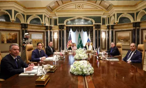 కాల్పుల విరమణకు చర్చలు.. రష్యా అధికారులను కలిసిన అమెరికా ప్రతినిధులు