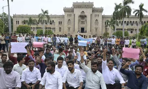 OU Students : ఓయూలో సౌకర్యాల కోసం రోడ్డెక్కిన విద్యార్థులు OU Students : ఓయూలో సౌకర్యాల కోసం రోడ్డెక్కిన విద్యార్థులు