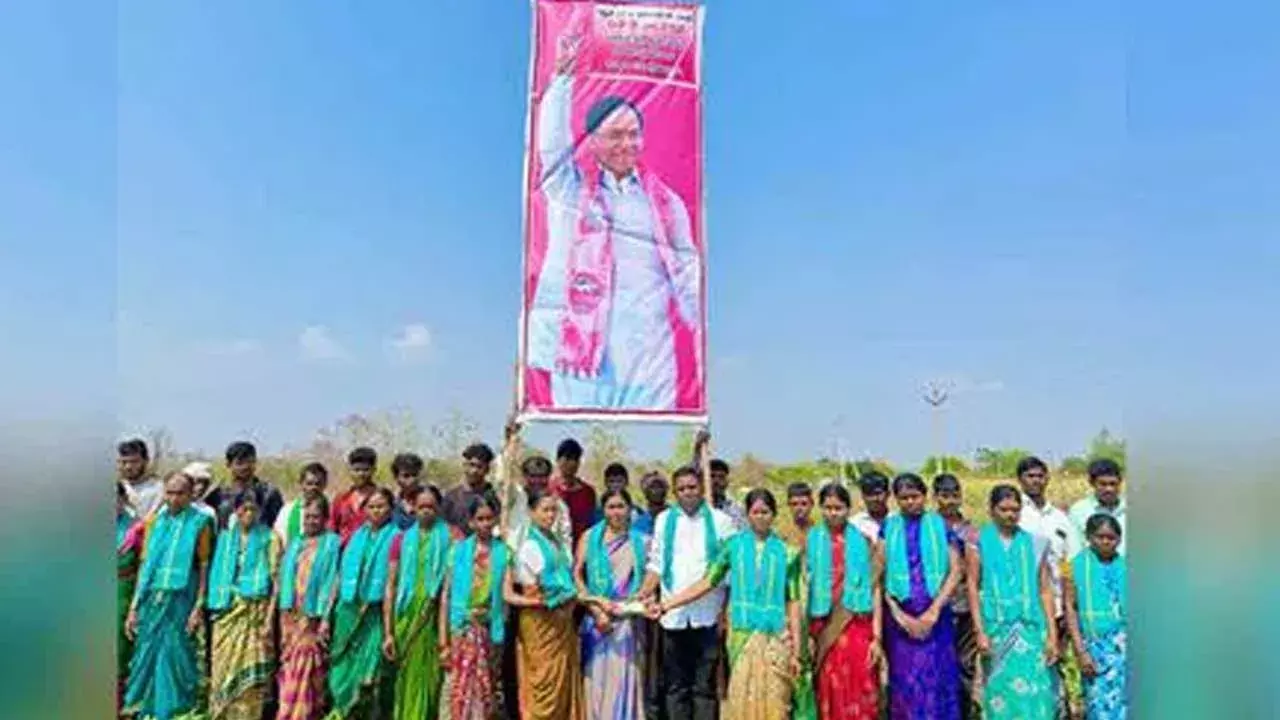 TG : వరంగల్ బీఆర్ఎస్ సభకు ముక్రాకే భారీ విరాళం TG : వరంగల్ బీఆర్ఎస్ సభకు ముక్రాకే భారీ విరాళం