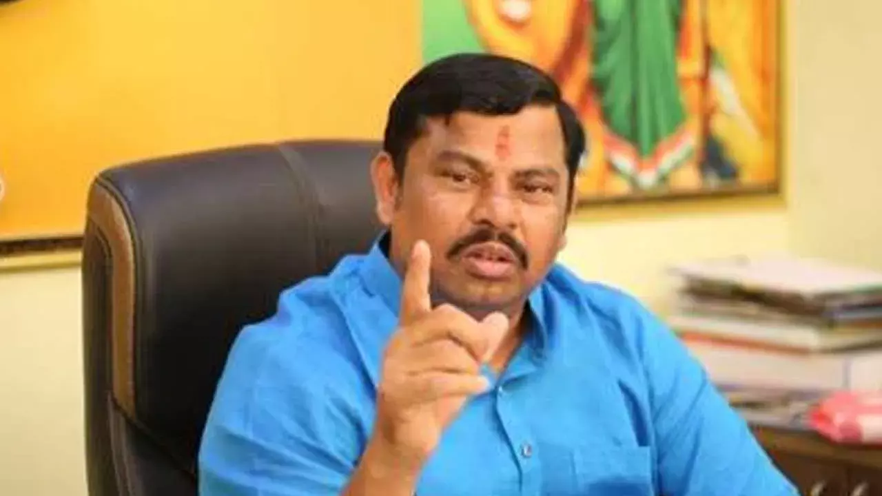 MLA Rajasingh : పోలీసులతో పెట్టుకోకు కేటీఆర్ : ఎమ్మెల్యే రాజాసింగ్ MLA Rajasingh : పోలీసులతో పెట్టుకోకు కేటీఆర్ : ఎమ్మెల్యే రాజాసింగ్