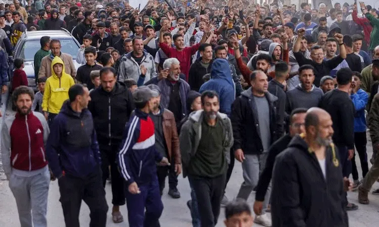 హమాస్‌కు వ్యతిరేకంగా గాజాలో ర్యాలీ చేస్తున్న పాలస్తీనియన్ పౌరులు..