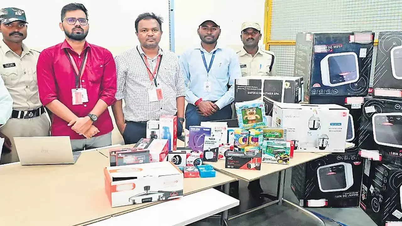 Amazon Warehouse : అమెజాన్ గోదాంలో రూల్స్ విరుద్ధంగా ఉంచిన వస్తువులు సీజ్ Amazon Warehouse : అమెజాన్ గోదాంలో రూల్స్ విరుద్ధంగా ఉంచిన వస్తువులు సీజ్
