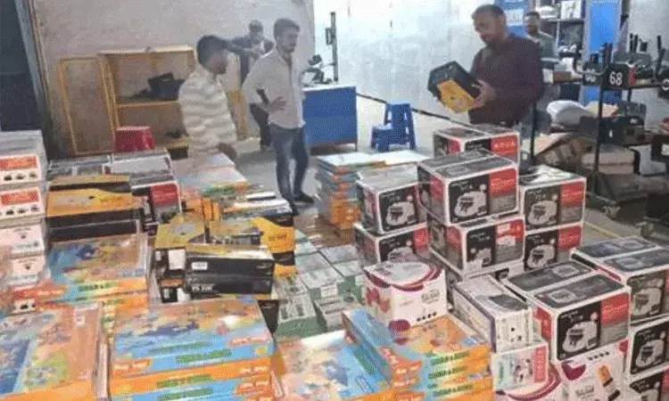 అమెజాన్, ఫ్లిప్కార్ట్ గోడౌన్ లో నకిలీ వస్తువులు.. రూ. 70 లక్షల ఉత్పత్తులు స్వాధీనం అమెజాన్, ఫ్లిప్కార్ట్ గోడౌన్ లో నకిలీ వస్తువులు.. రూ. 70 లక్షల ఉత్పత్తులు స్వాధీనం