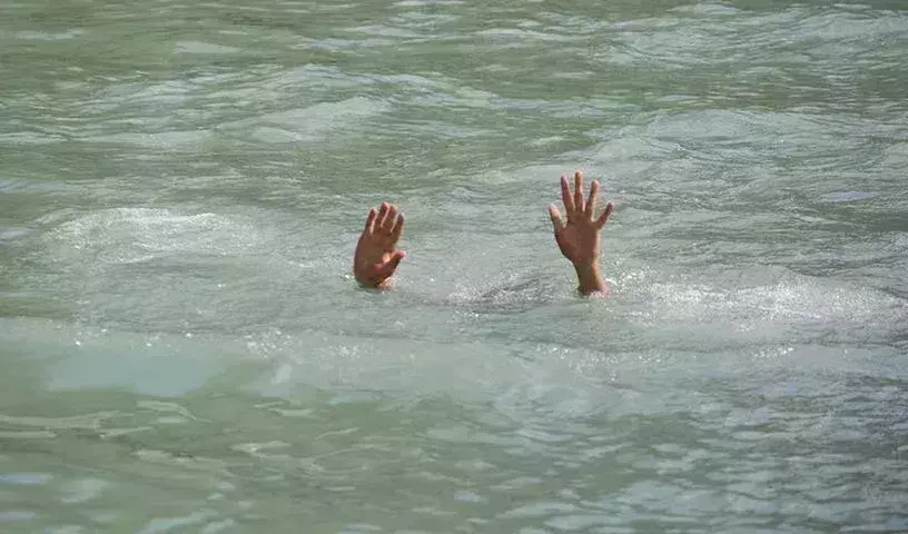 SAD: చెరువులో మునిగి ముగ్గురు పిల్లలు, తల్లి మృతి SAD: చెరువులో మునిగి ముగ్గురు పిల్లలు, తల్లి మృతి