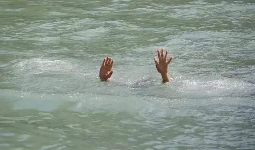 SAD: చెరువులో  మునిగి ముగ్గురు పిల్లలు, తల్లి మృతి