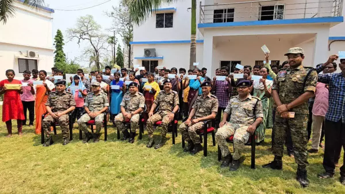 Chhattisgarh:  50 మంది నక్సలైట్ల లొంగుబాటు