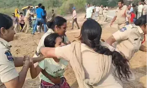 Telangana: 400 ఎకరాల క్యాంపస్ భూమి వేలం.. నిరసన తెలిపిన విద్యార్ధులు అరెస్ట్