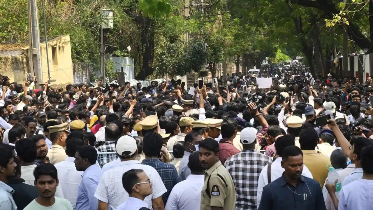 Christian Groups : పాస్టర్ ప్రవీణ్ మృతిపై దర్యాప్తు కోసం రోడ్డెక్కిన క్రైస్తవ సంఘాలు Christian Groups : పాస్టర్ ప్రవీణ్ మృతిపై దర్యాప్తు కోసం రోడ్డెక్కిన క్రైస్తవ సంఘాలు