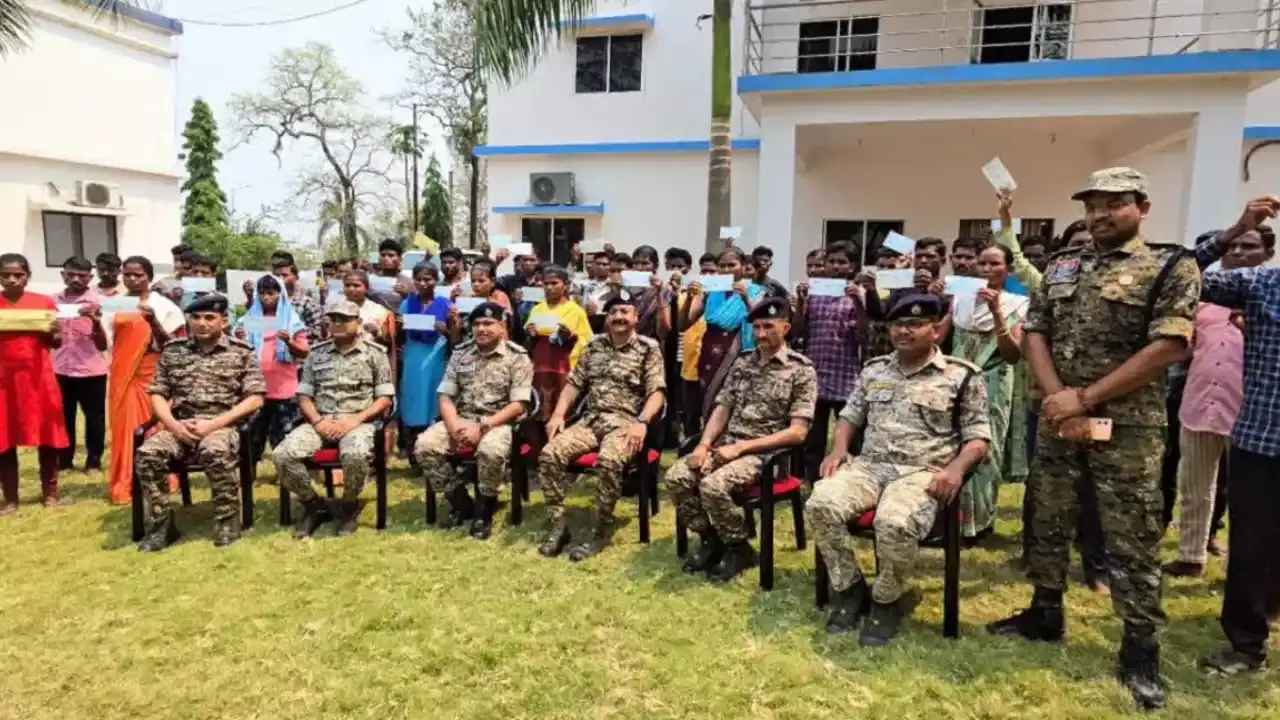 Maoists Surrender : ఛత్తీస్ గఢ్ లో 50 మంది మావోయిస్టులు లొంగుబాటు Maoists Surrender : ఛత్తీస్ గఢ్ లో 50 మంది మావోయిస్టులు లొంగుబాటు